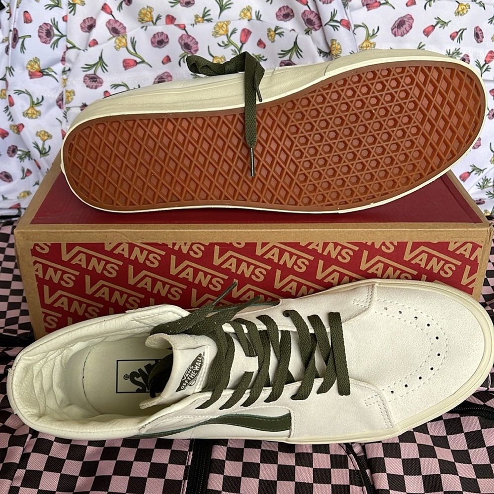 Vans Women’s Sk8-Hi
Vintage Pop Marshmallow/True White 
VN0A4BVTR2S
Sneakers - Picture 5 of 16